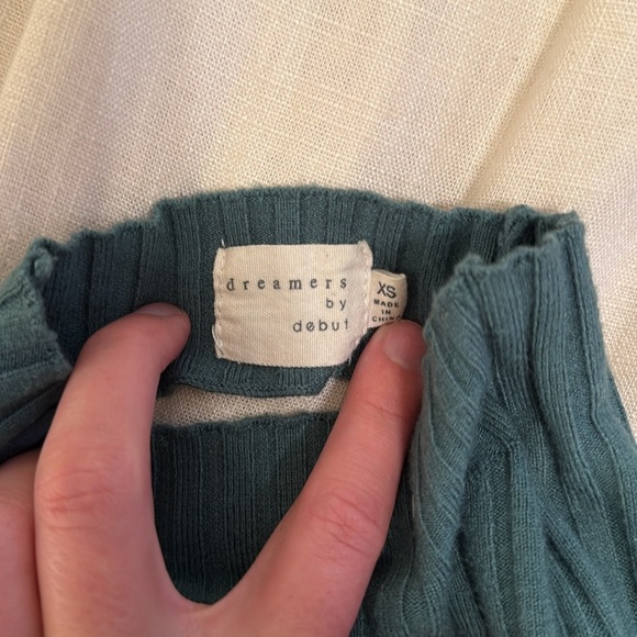 Ribbed Long Sleeve w/ Cute Back - Picture 3 of 3